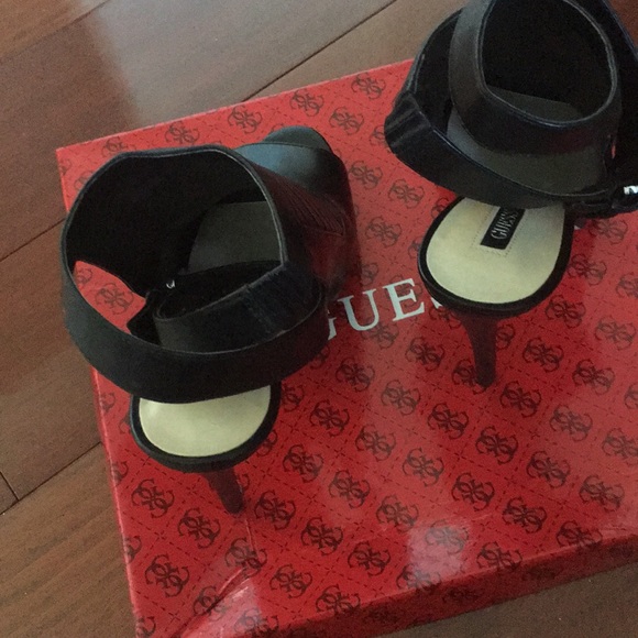 GUESS OPENED BACK BOOTIES - Picture 7 of 7